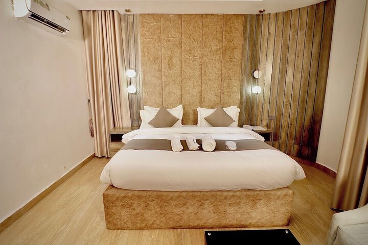 Room 5 of 12