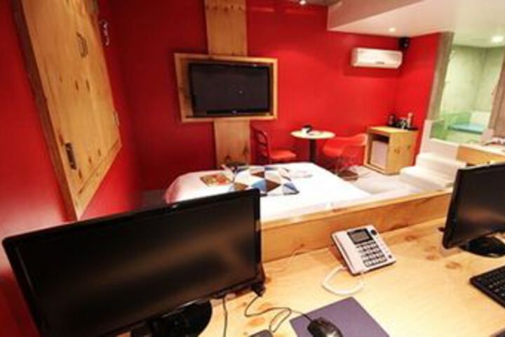 Room 14 of 19
