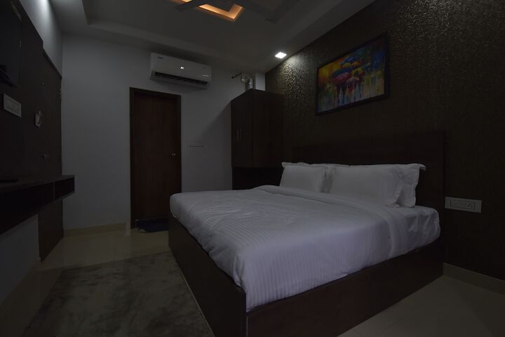 Room 9 of 33