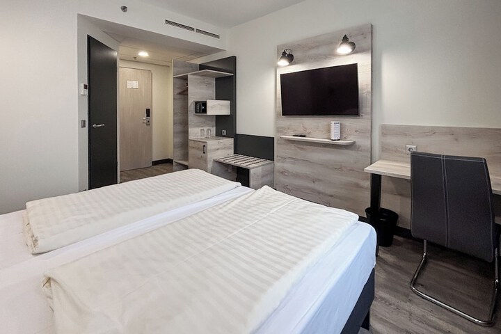 Room 9 of 18