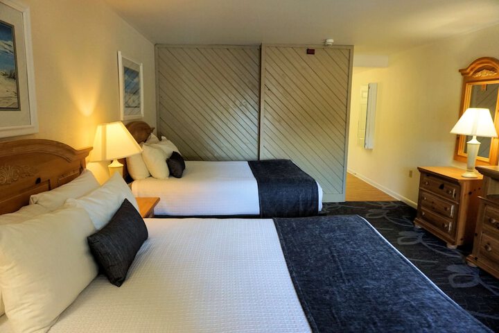 1 Queen Bed (2 of 14)