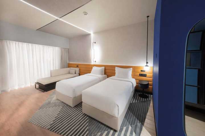 Room 9 of 40