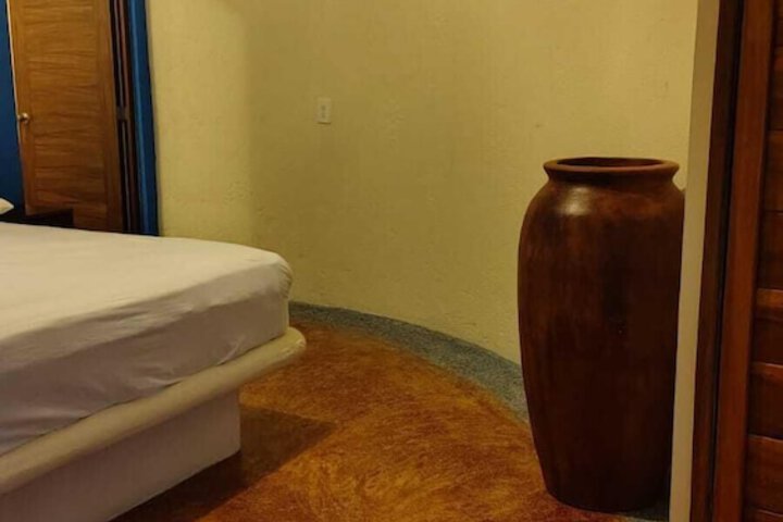 Room 4 of 13