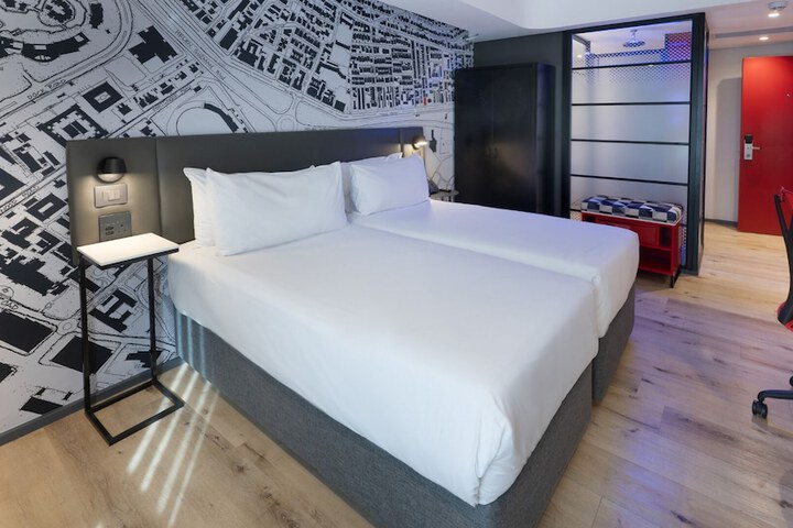 Room 63 of 165