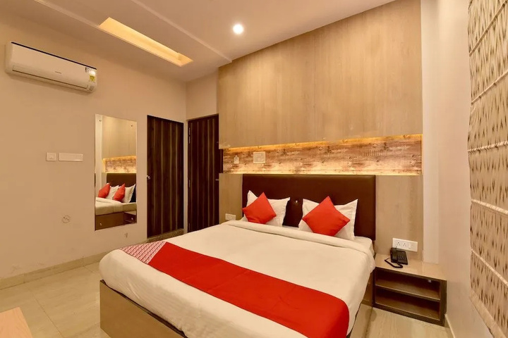Room 6 of 16