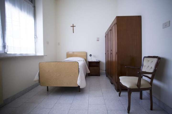 Room 3 of 110