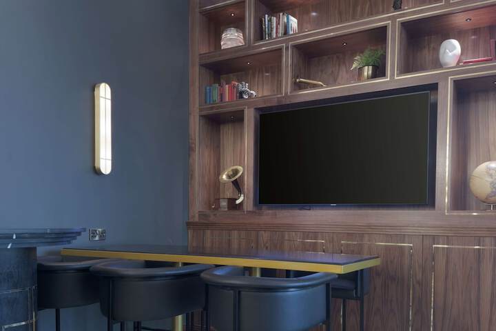 Lounge 128 of 206