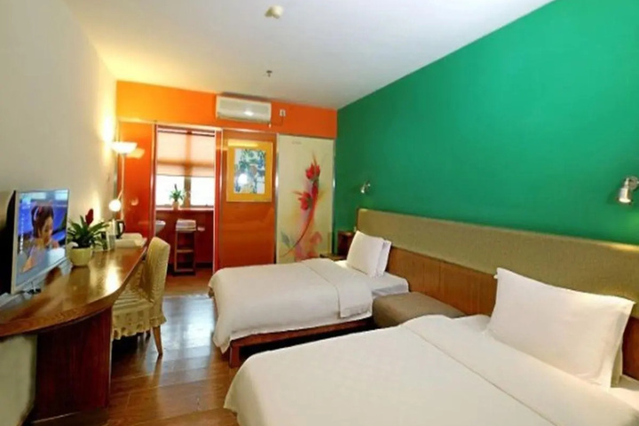 Room 5 of 17