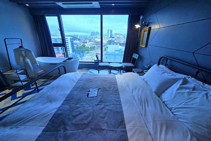 Room 45 of 184