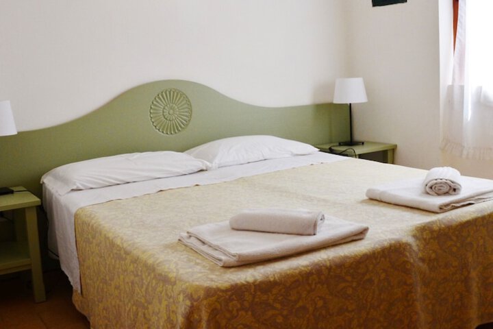 Room 6 of 32