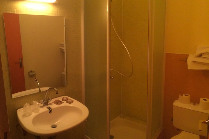 Room 13 of 80
