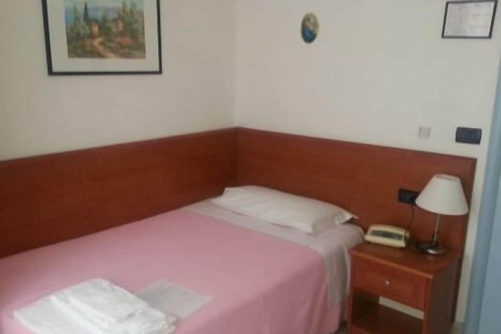 Room 10 of 38
