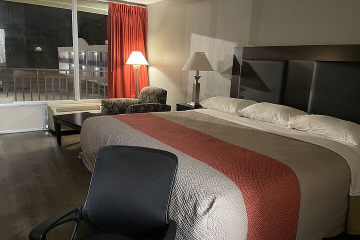 1 King Bed (4 of 12)