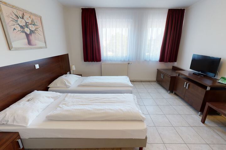 Room 9 of 25