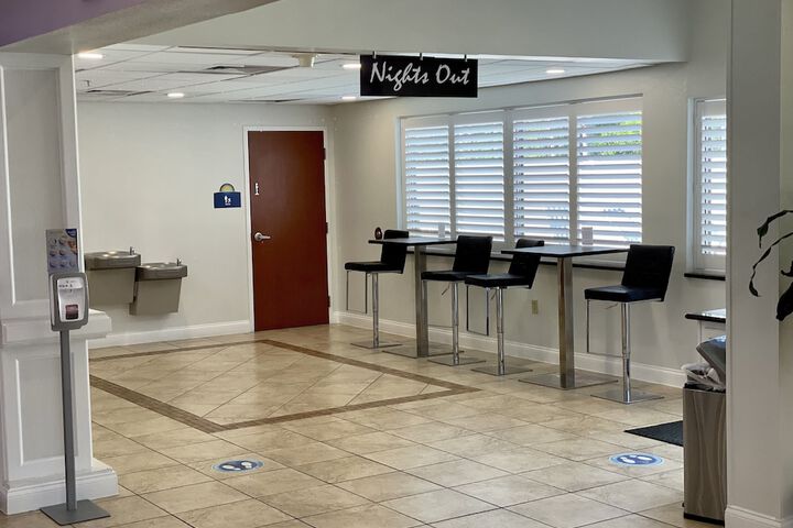 Lobby lounge