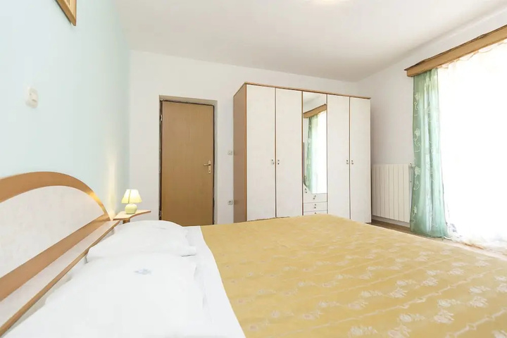 Room 5 of 16