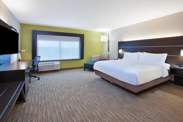 1 King Bed (2 of 23)