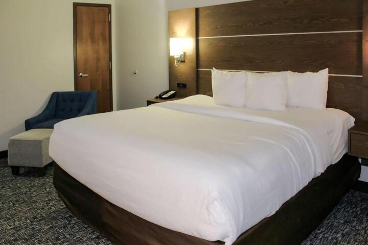 1 King Bed (13 of 19)