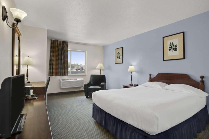1 King Bed (1 of 13)