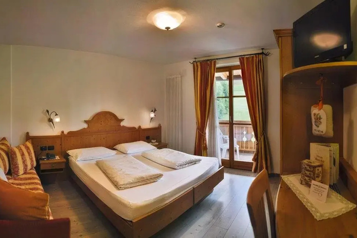 Room 4 of 15