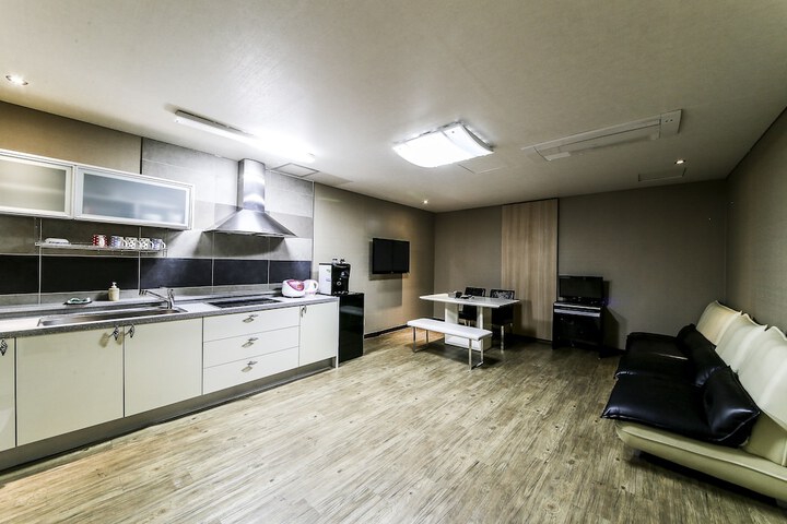 Room 52 of 95