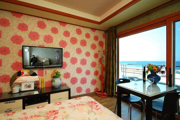 Room 2 of 16