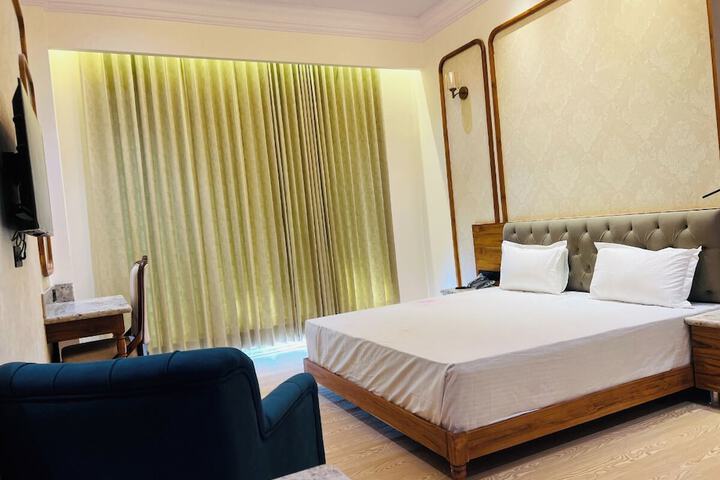 Room 3 of 20