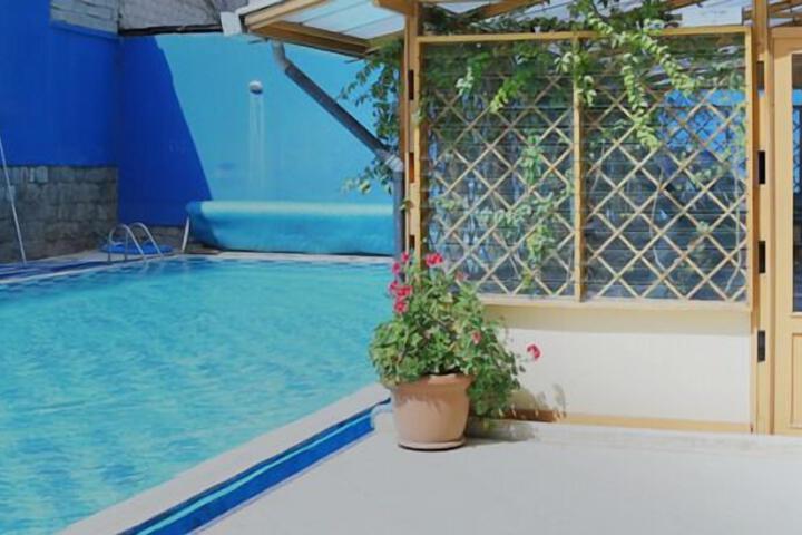 Pool 11 of 18
