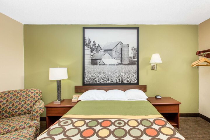 1 Queen Bed (8 of 12)