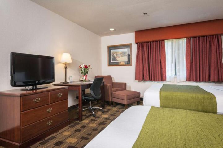 2 Queen Beds Microwave and Refrigerator WiFi Full Breakfast (1 of 26)