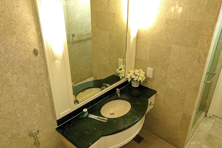 Room 6 of 82