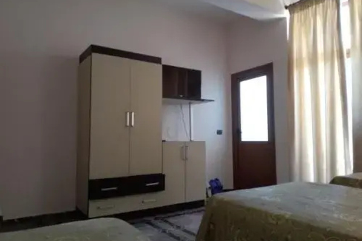 Room 5 of 10