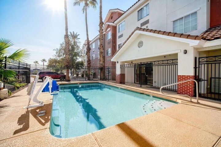 Hotel Pool