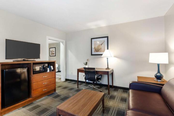 2 Queen Beds Microwave and Refrigerator Work Desk WiFi Full Breakfast (5 of 22)
