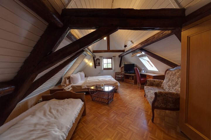 Room 12 of 27