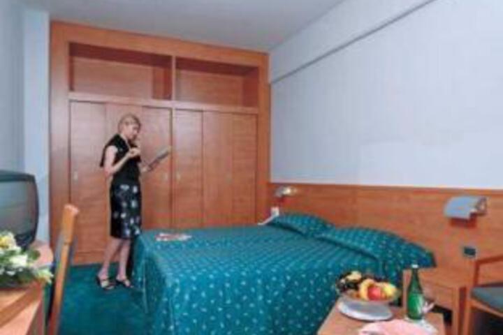 Room 2 of 5
