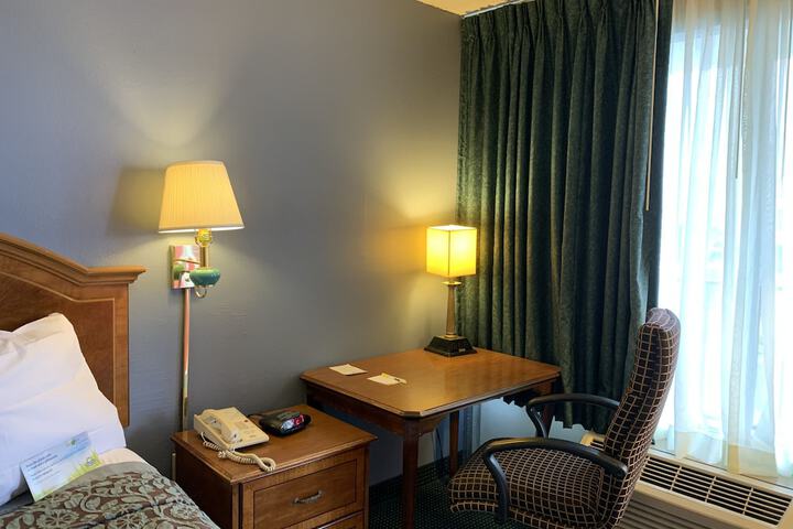 2 Queen Beds (12 of 13)