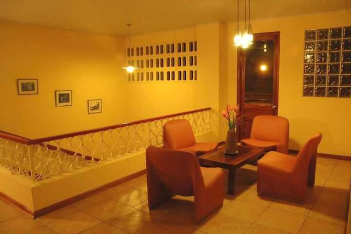 Lounge 43 of 50