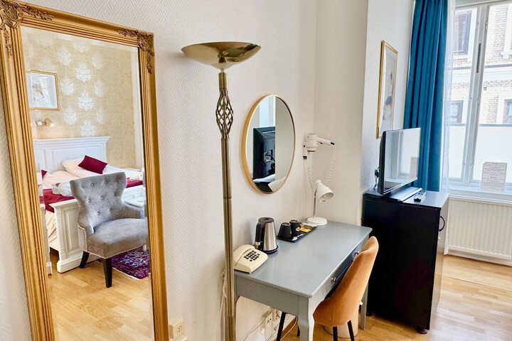 Room 93 of 212