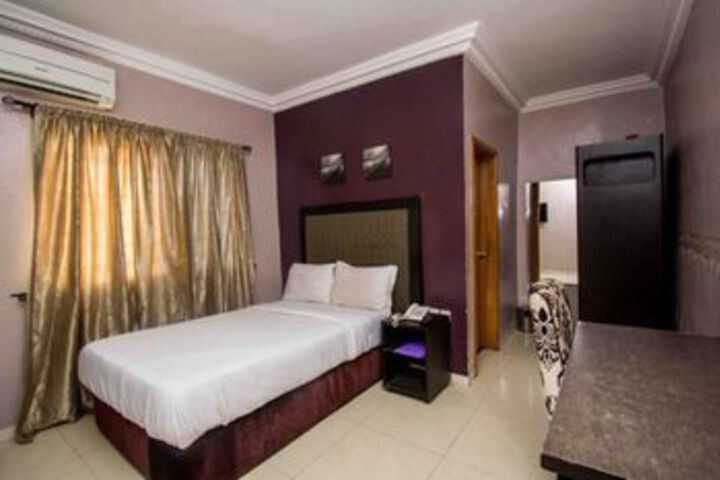 Room 32 of 53