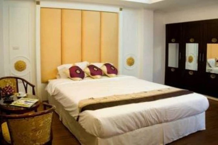 Room 4 of 10