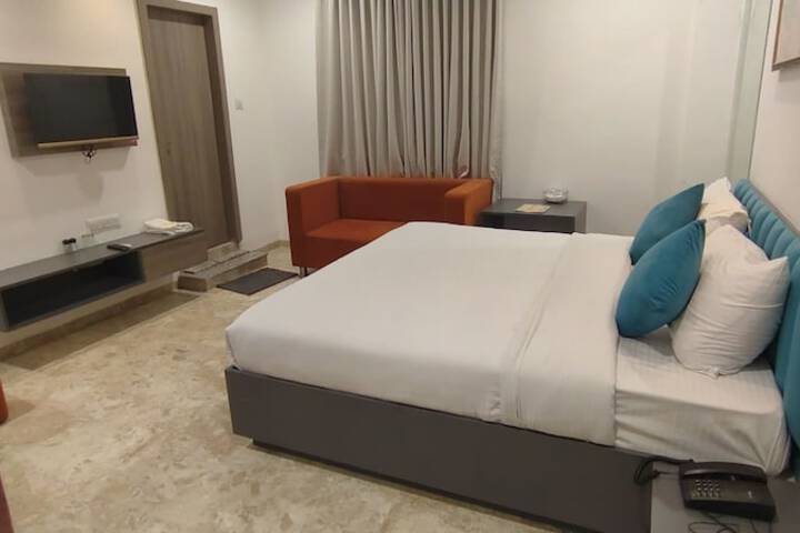 Room 6 of 16