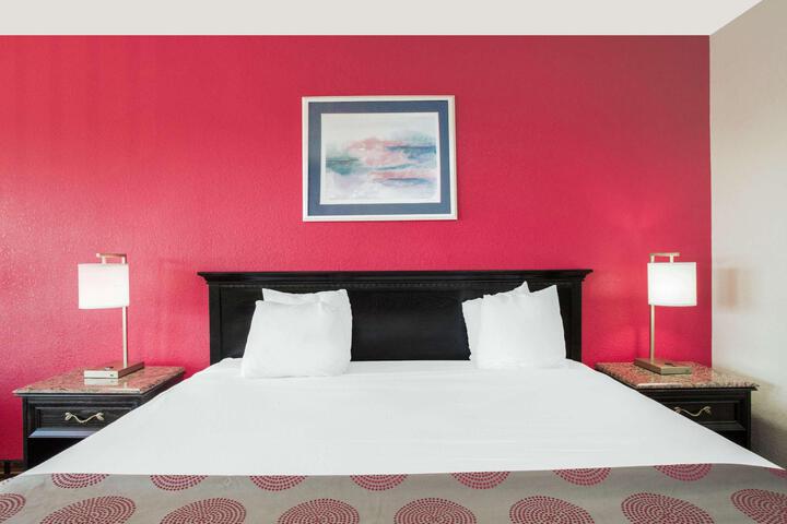 1 King Bed (8 of 10)