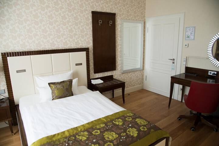 Room 15 of 40