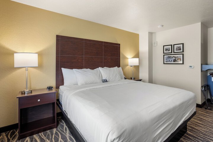 Studio Accessible King Size Bed (7 of 20)