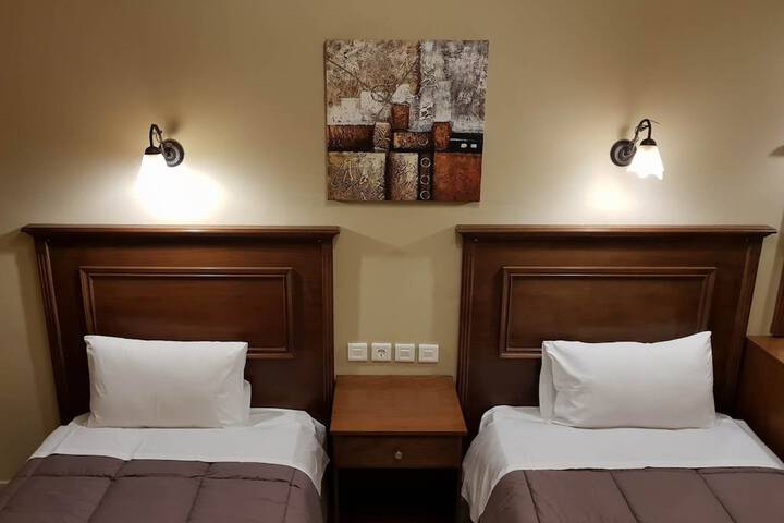 Room 11 of 32