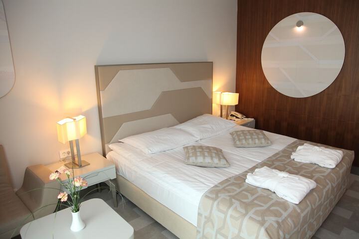 Room 4 of 25