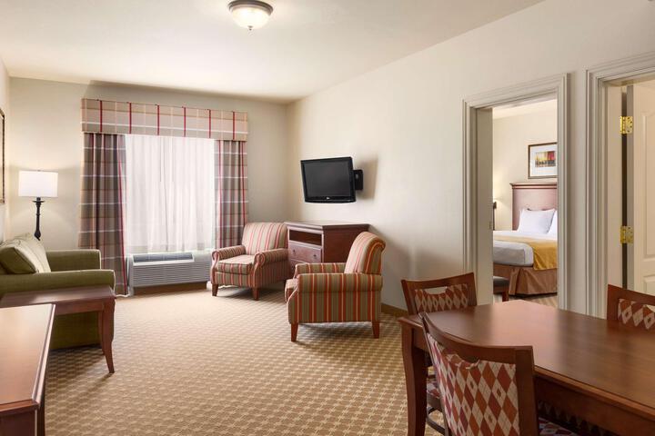 1 King Bed (5 of 6)