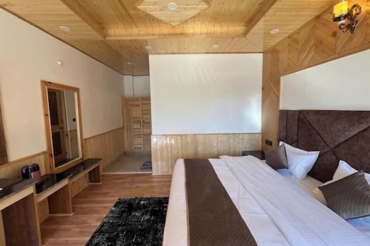 Room 4 of 18