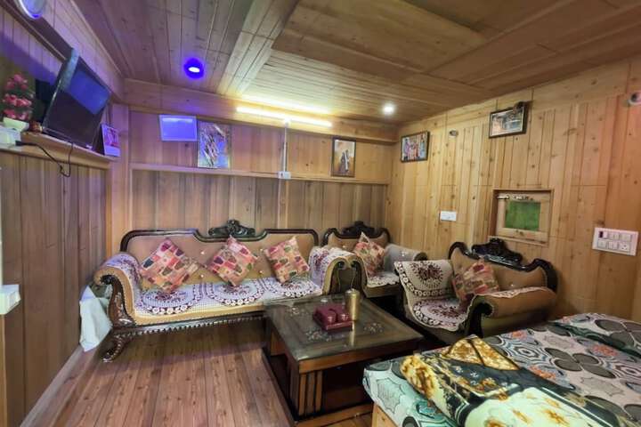 Room 4 of 27